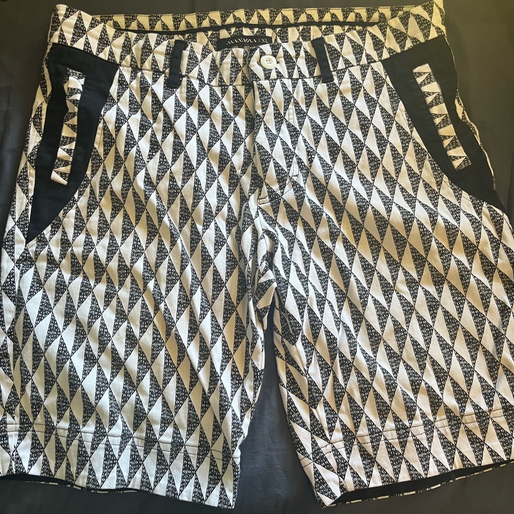 Manaola Black and White Geometric Men Shorts
Like a 
36 and fits perfectly 🤙🏾